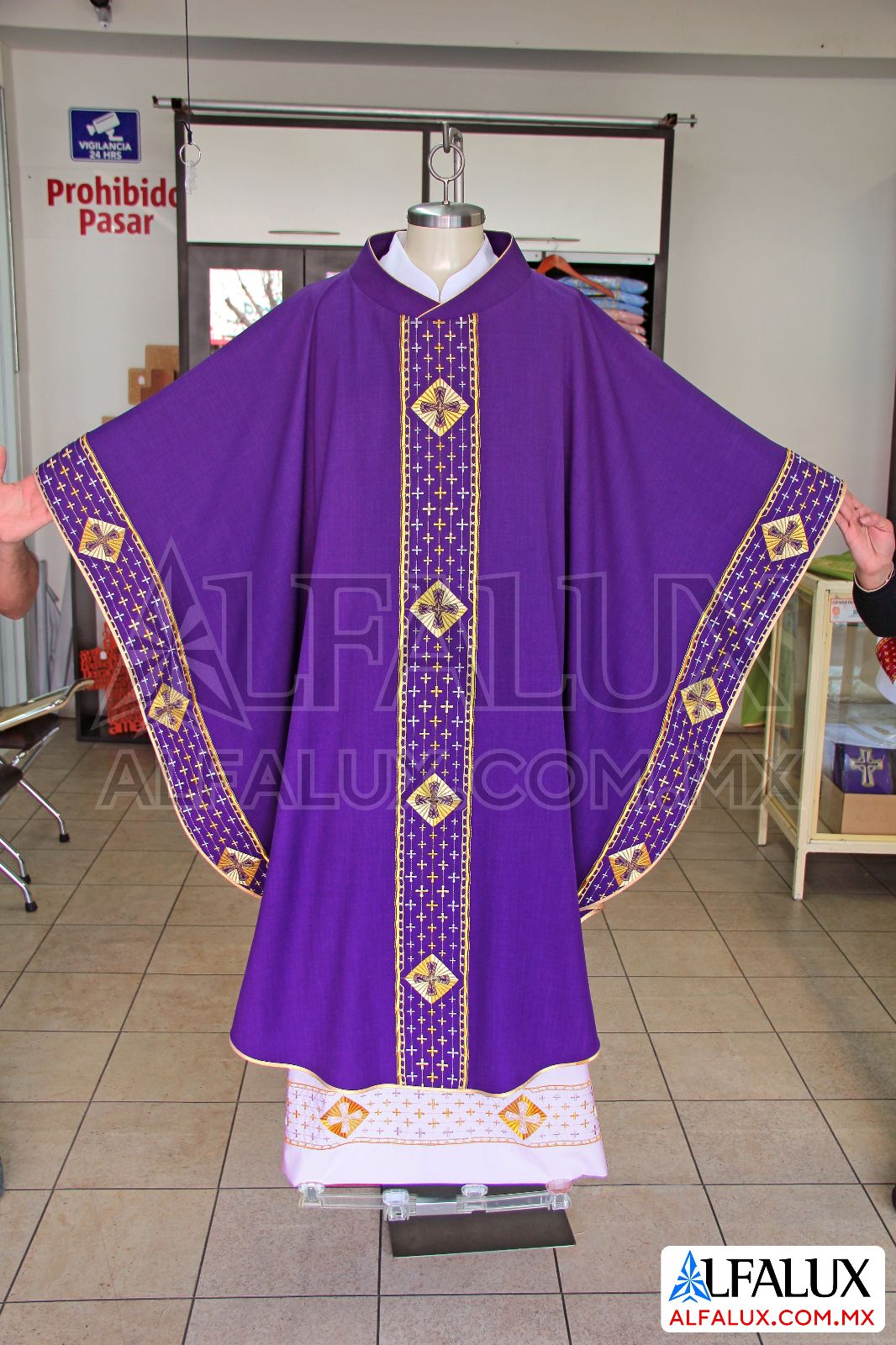 16 MAGNUS RECTO Alfalux Casulla Morado Laterales 420 (1)